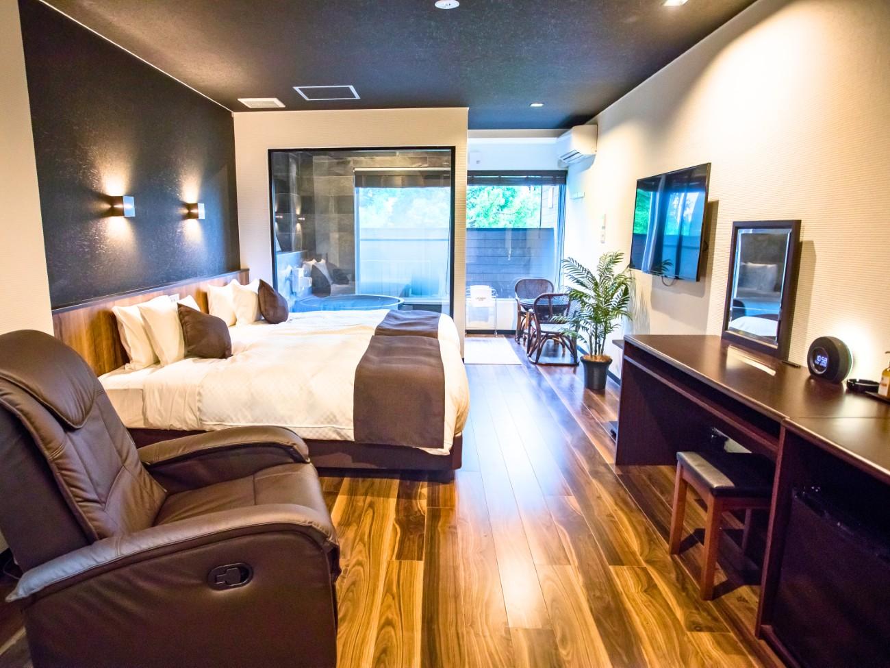 リブマックスリゾート箱根芦ノ湖 【洋モダンデラックス洋室】33平米　信楽焼露天風呂