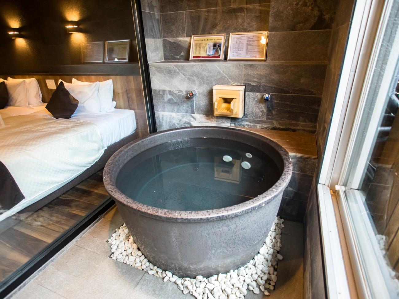 リブマックスリゾート箱根芦ノ湖 【洋モダンデラックス洋室】33平米　信楽焼露天風呂