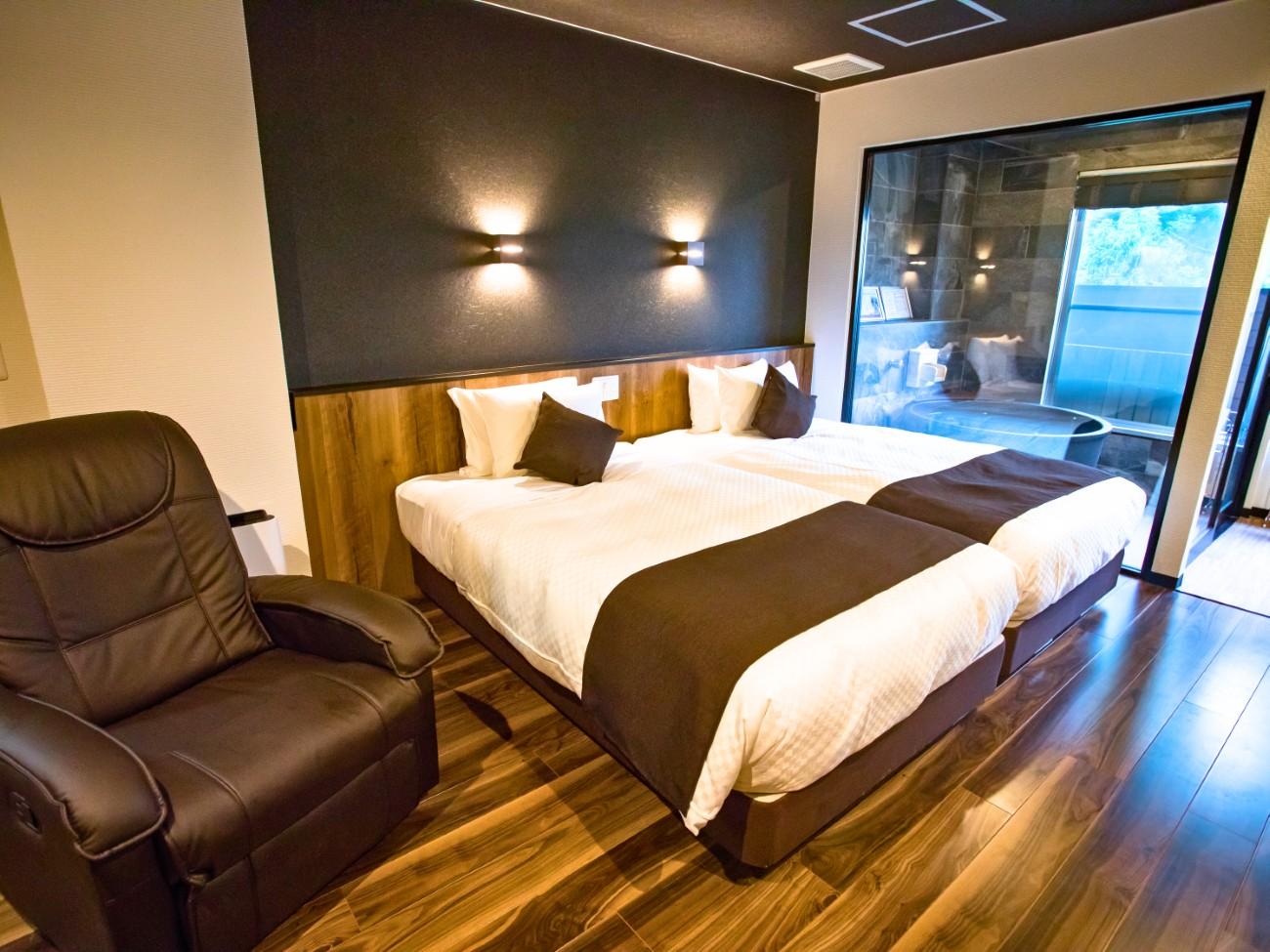 リブマックスリゾート箱根芦ノ湖 【洋モダンデラックス洋室】33平米　信楽焼露天風呂