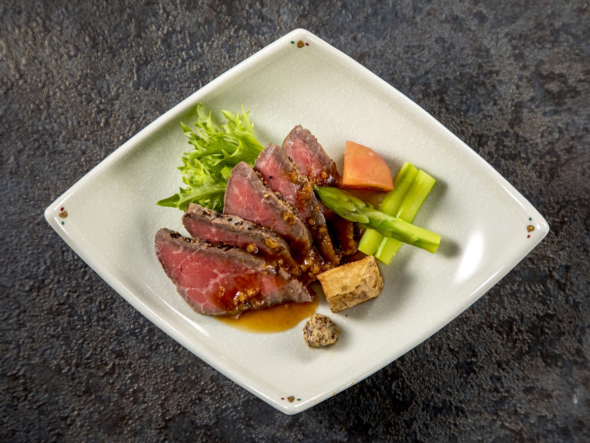 若松　箱根湯河原 【基本懐石＋選べるひと品】■お部屋食■お好みのひと品で彩る月替わり懐石（和牛ステーキ・鮑のお刺身・鮑の磯焼・鮑の蒸焼きからご選択）