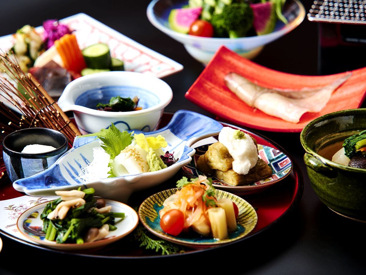 みどりの宿　萬松閣 【九谷朝食＆グルメてんこ盛り】当館人気の料理で、夕食も朝食もグルメ三昧！九谷焼の里、山代で口福