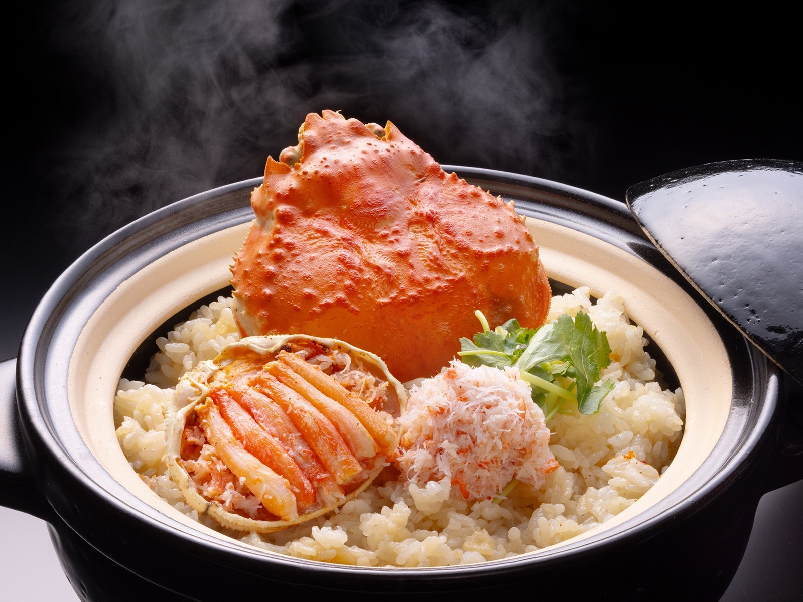 吉祥やまなか 【名物土鍋ご飯】秋は松茸、冬は夫婦蟹を味わう～美食と地酒の贅沢旅