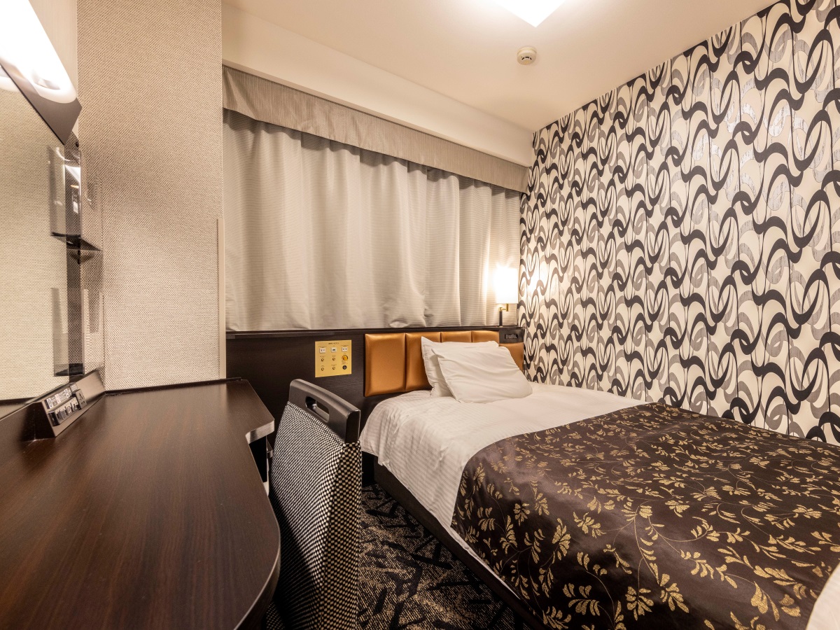 アパホテル〈加賀大聖寺駅前〉 【素泊まり】大聖寺駅すぐ横　大浴殿、サウナ・ 駐車場利用無料！【アパは映画もアニメも見放題】