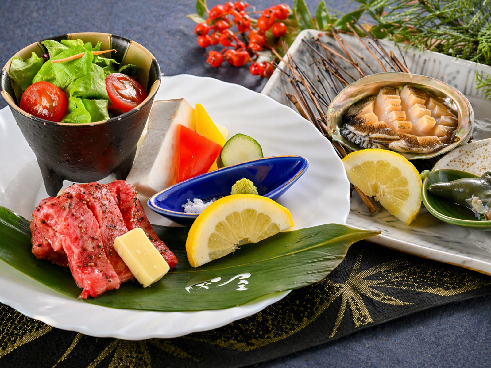 伝統旅館のぬくもり　灰屋 【若狭牛】×【活あわび】　灰屋自慢のご当地グルメプラン
