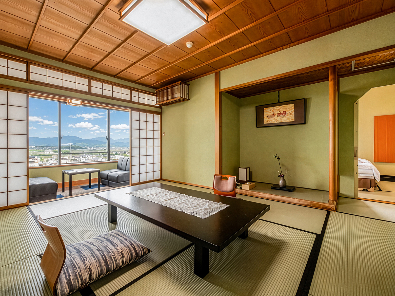 伝統旅館のぬくもり　灰屋 本館「十楽棟」8Fベッド付き和室 ※お部屋の一例