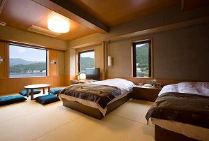 富士レークホテル 露天風呂付客室　レークビュー和（なごみ）畳の上にローベ...