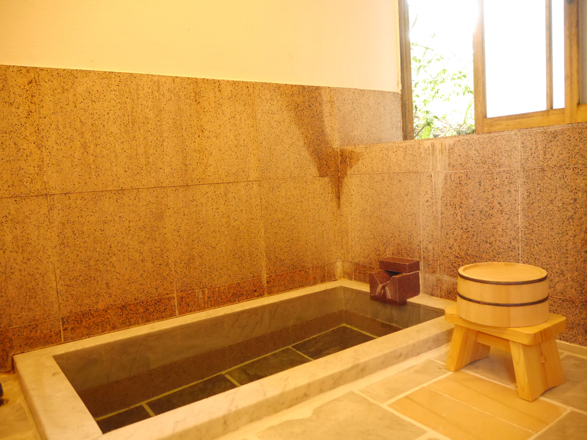 旅館花屋 天然温泉源泉かけ流し内風呂付き離れ　８５番の内風呂