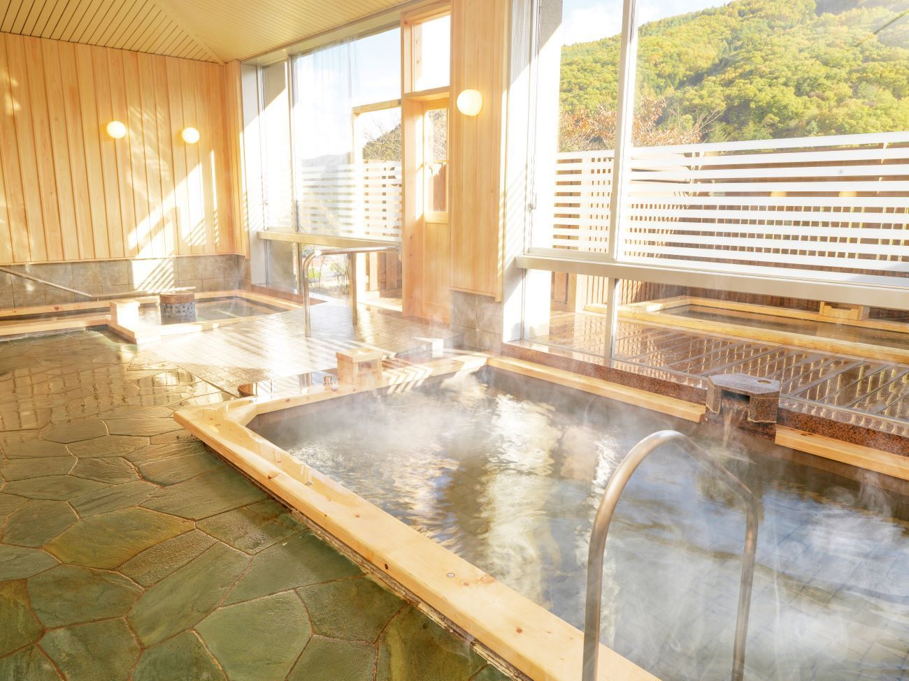 大江戸温泉物語わんわんリゾート 信州上田 【夕食なし・朝食付】観光にもビジネスにも♪遅いチェックインでもOK 1泊基本バイキング朝食付