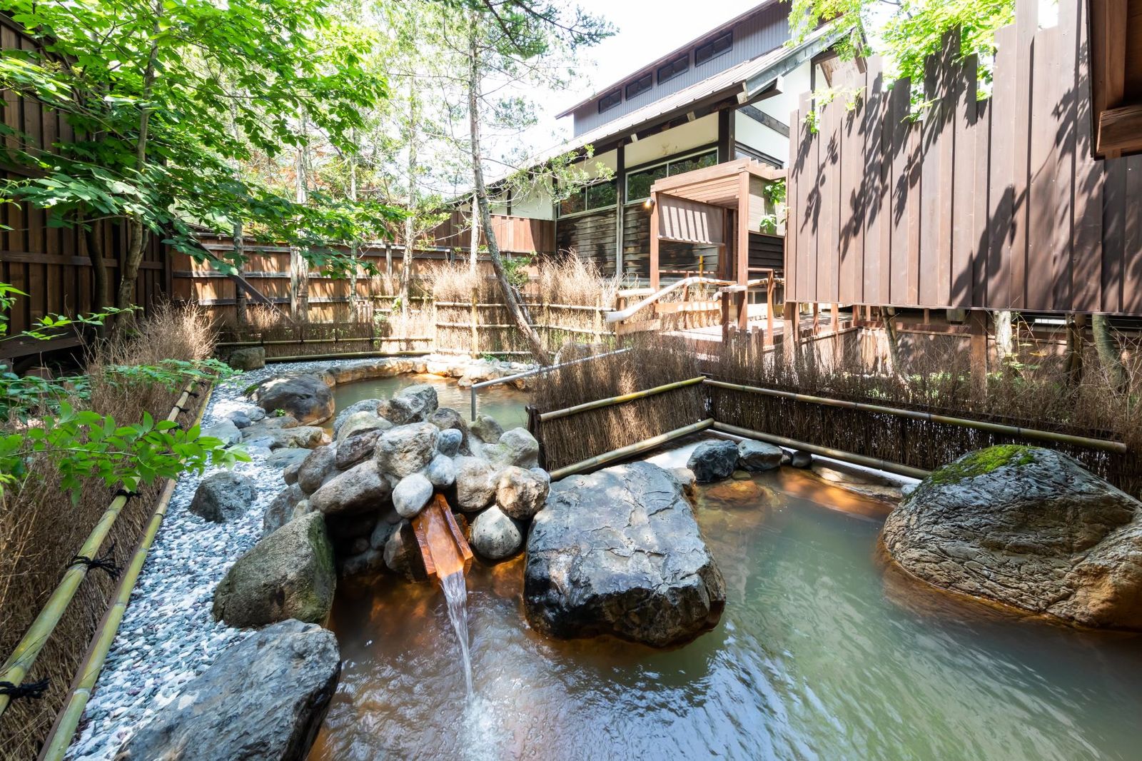 湯めぐりの宿　奥飛騨温泉郷平湯館 【素泊まり】平湯バスターミナルから徒歩5分★25時迄チェックインOK★温泉は早朝5時～入浴可能♪