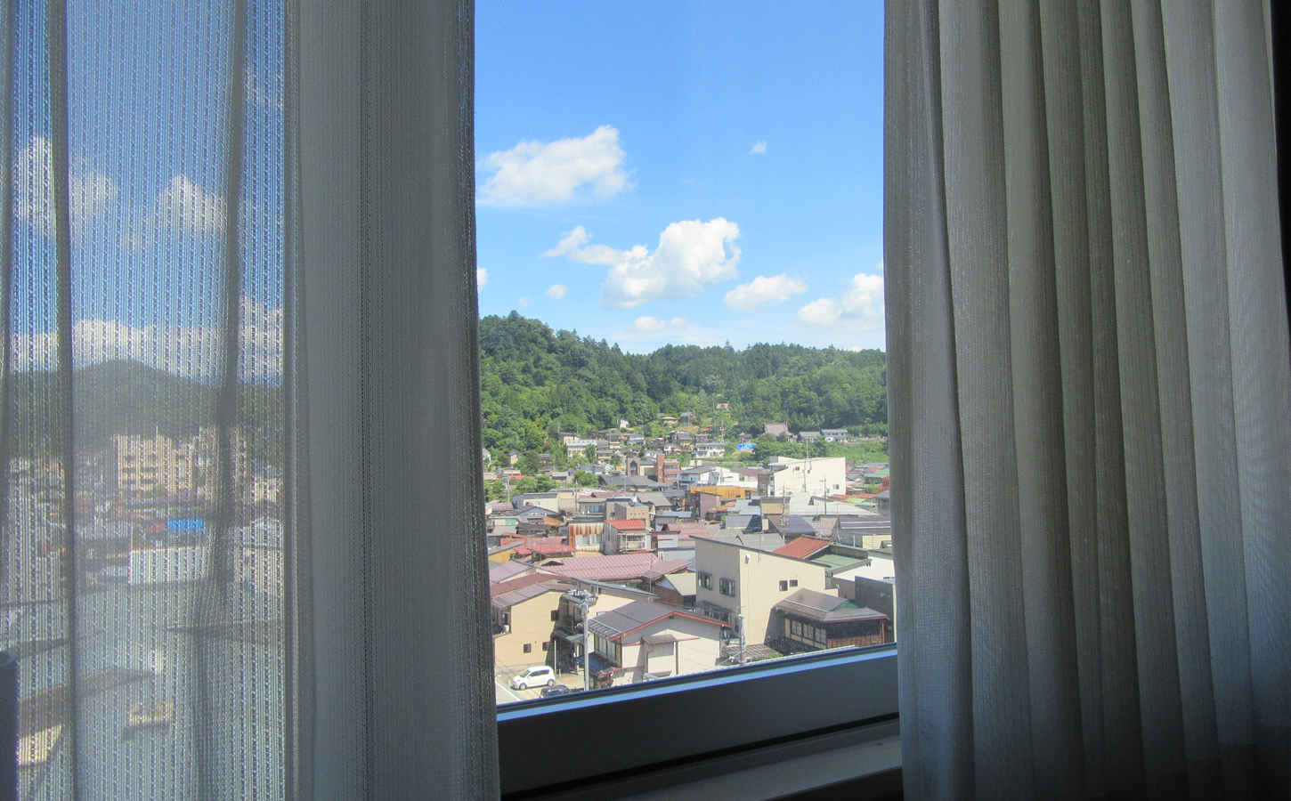 スパホテル アルピナ 飛騨高山 ツインルームは東側（古い町並み側）に面しております。