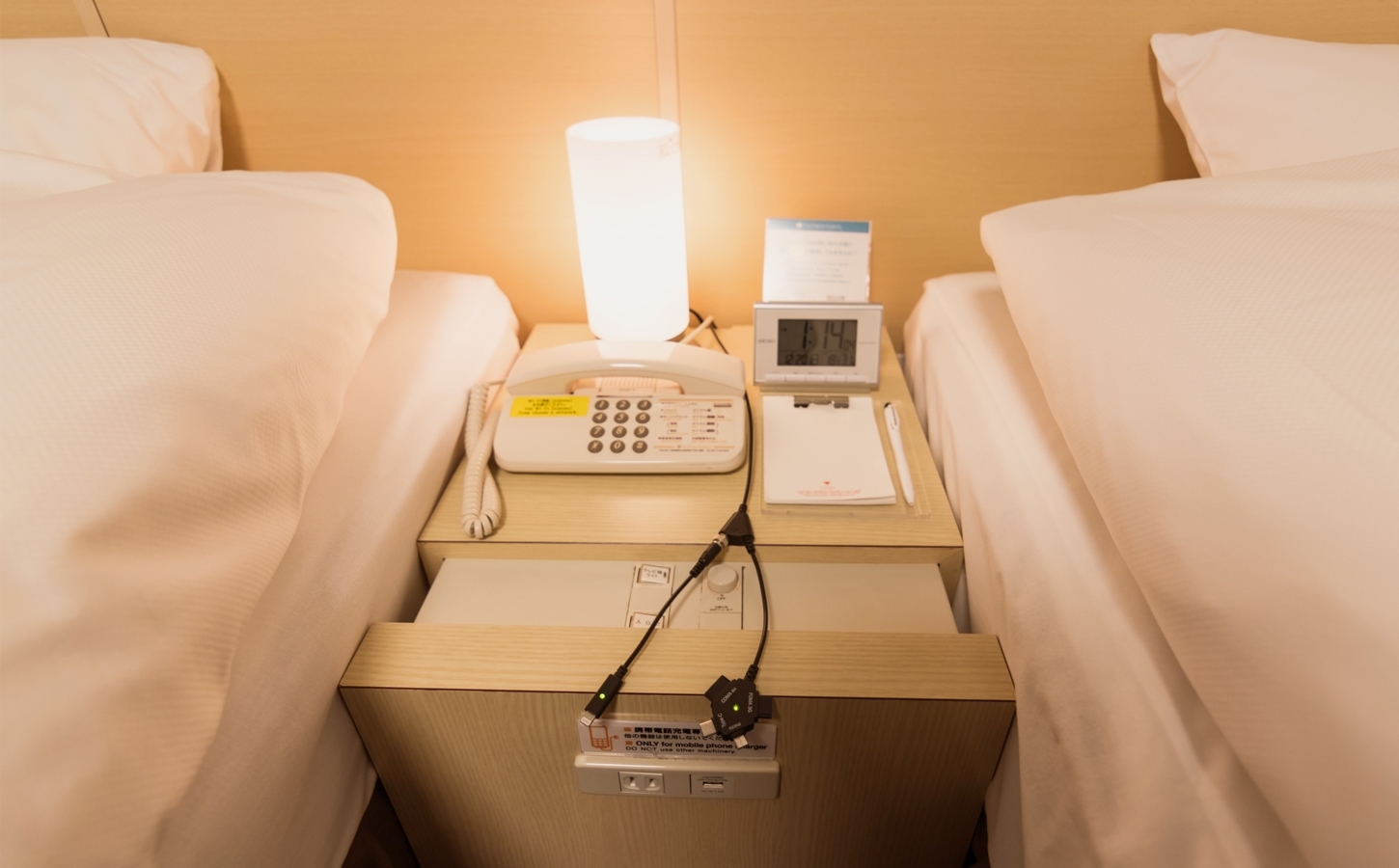 スパホテル アルピナ 飛騨高山 ナイトテーブルには携帯各社に対応可能な充電器を設置して...