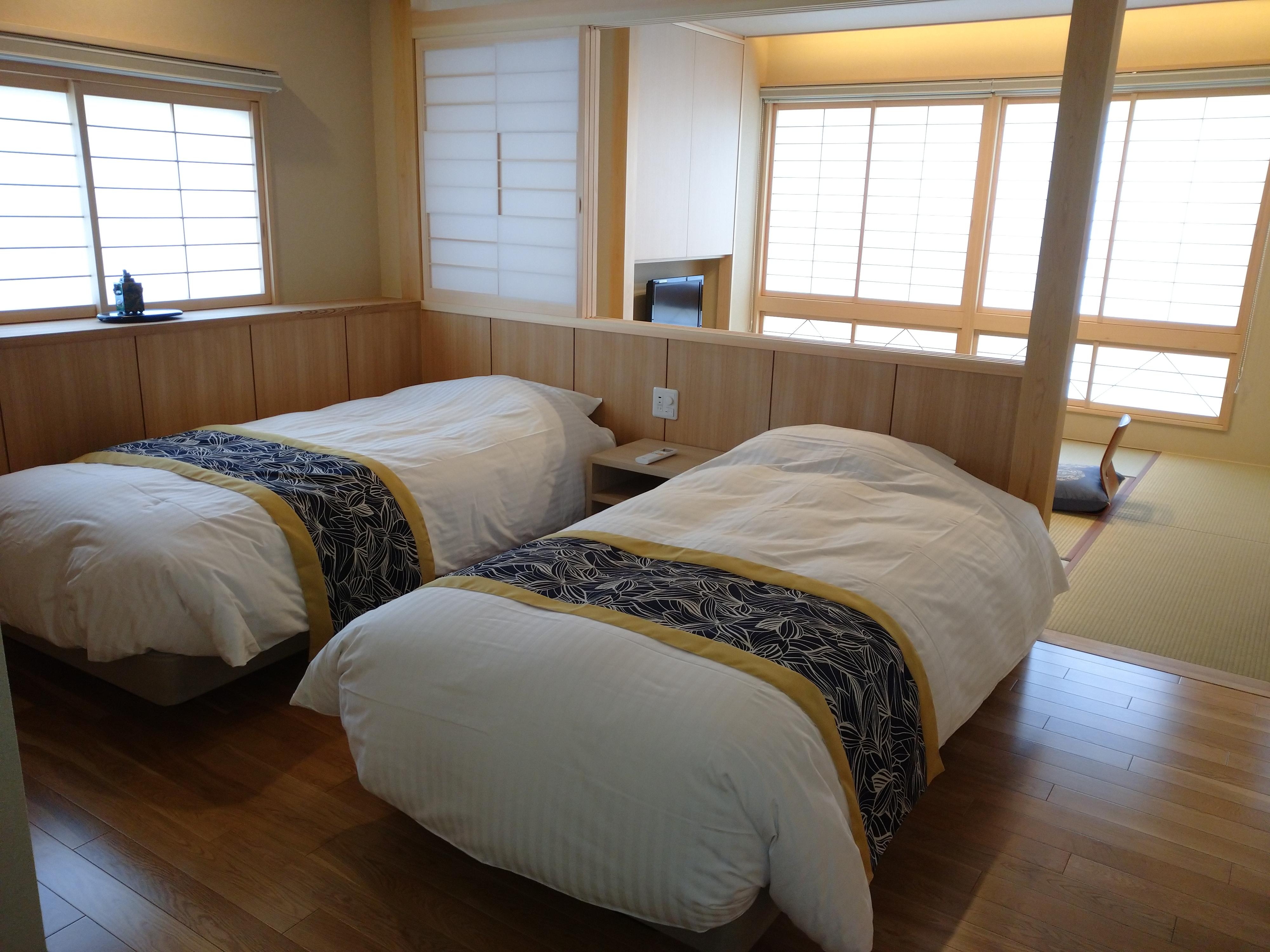 睦 館 2023年4月リニューアルの和洋室。シモンズ社製ベッドを採用しています。