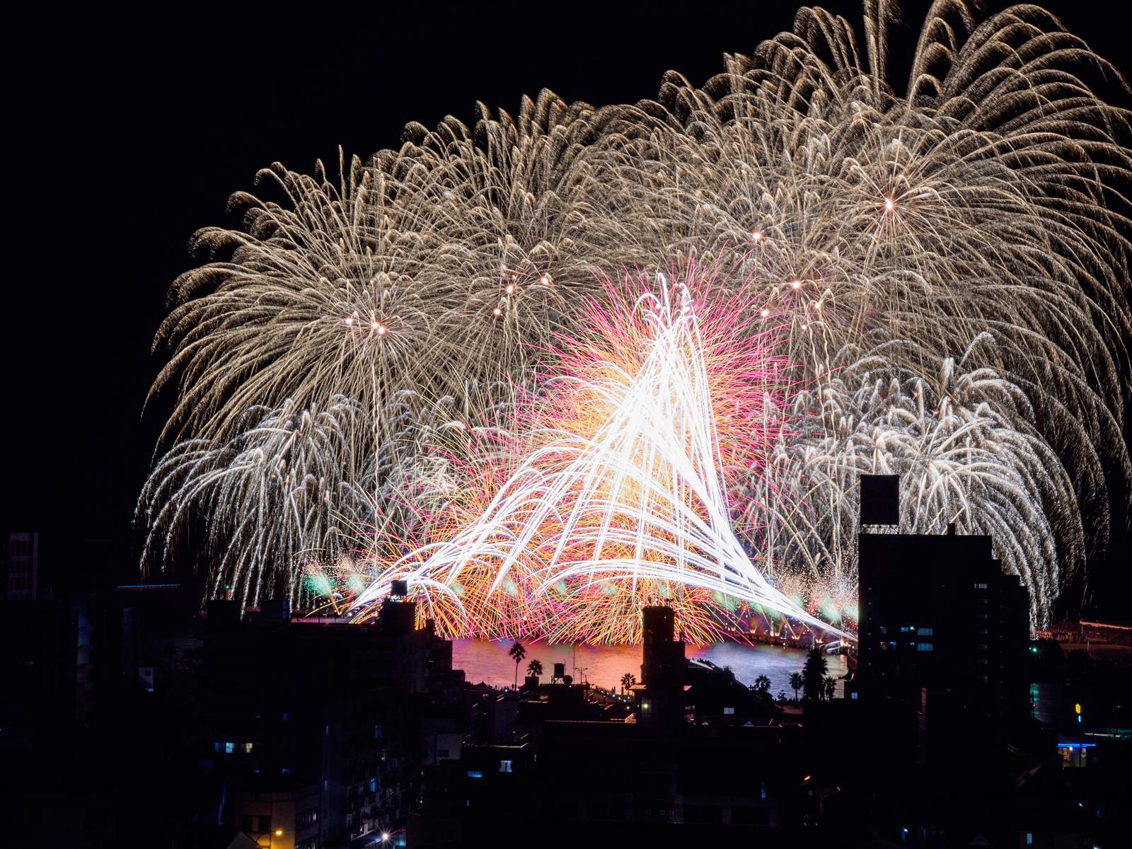昭和倶楽部 ＼熱海海上花火大会／お部屋で花火を観覧！熱海温泉と名門料亭出身の匠の技を活かした創作会席を味わう旅