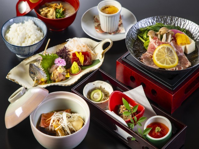 伊東小涌園 飲み放題付！　お手軽会席◆気軽にかけ流し温泉を満喫♪◆朝食はお食事処で和定食（夕朝食付き）