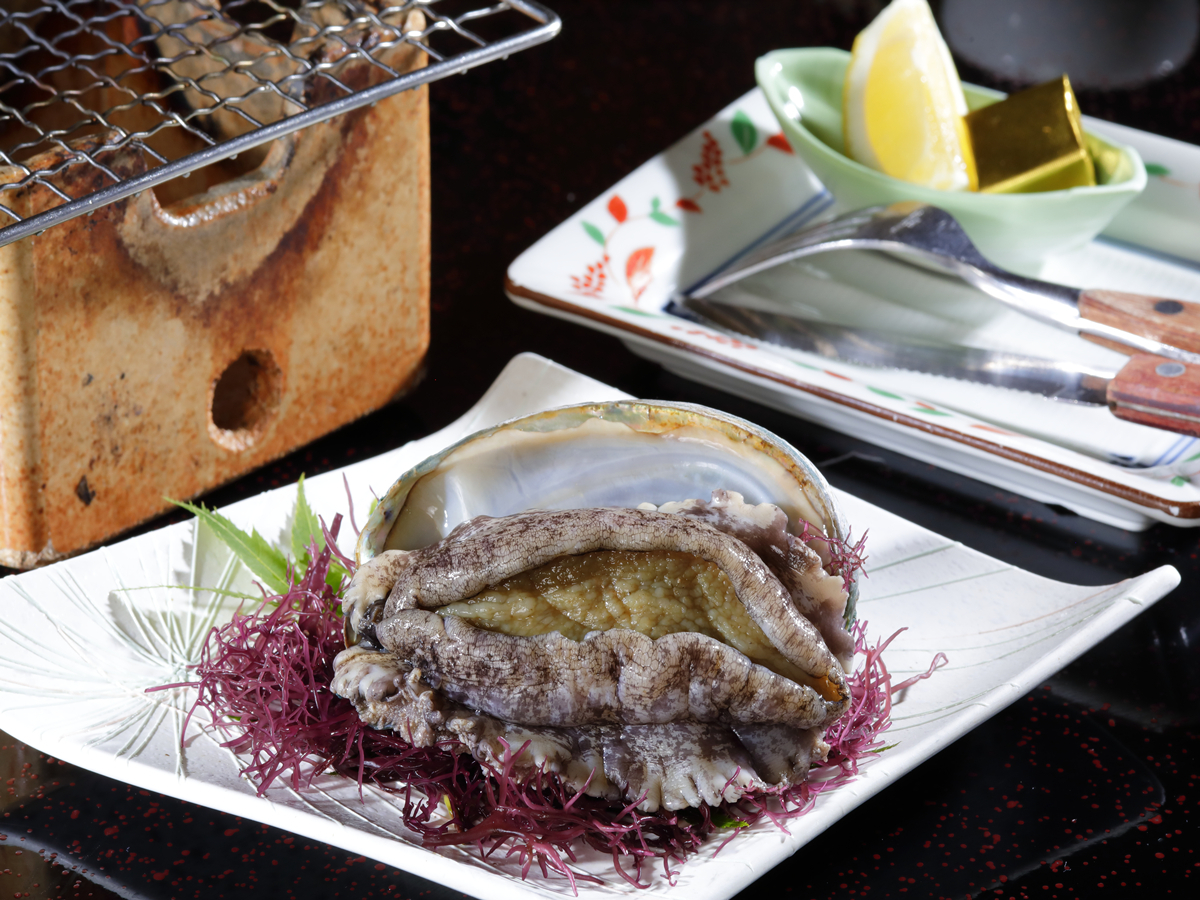 坂聖・玉樟園 【お部屋食】鮑の踊り焼き・金目鯛の煮付け・季節の地魚刺身｜貸切露天風呂無料 