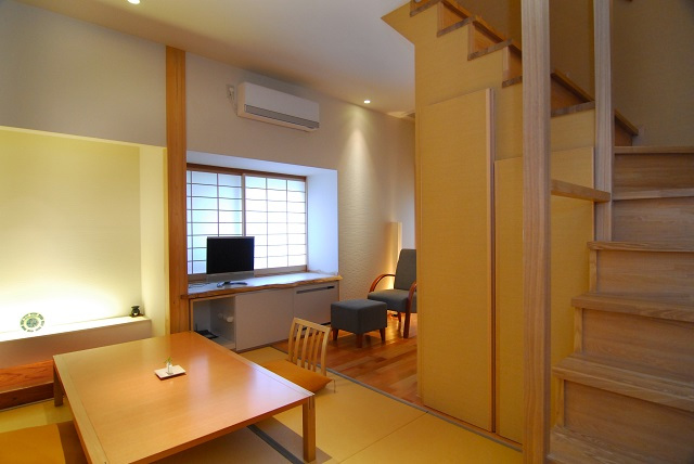 AKARI et KAORI 『ひとの間』自然採光が◎。お部屋に天然温泉付。