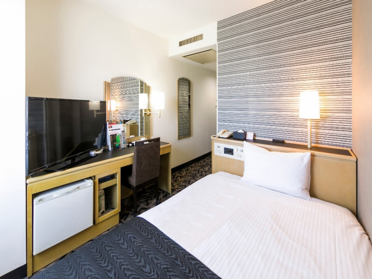 アパホテル〈富士中央〉 シングル