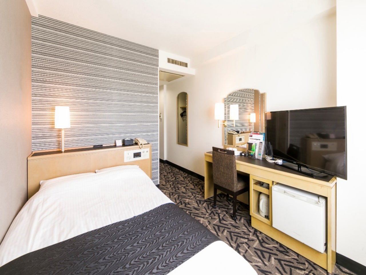 アパホテル〈富士中央〉 セミダブル