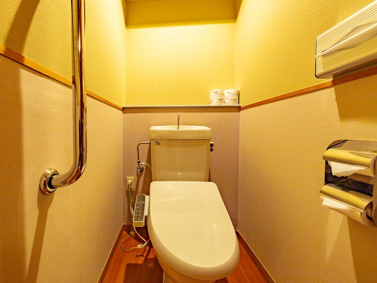 ホテル竹島 ～和洋室　トイレ～　トイレの一例です。配置や壁紙など部...