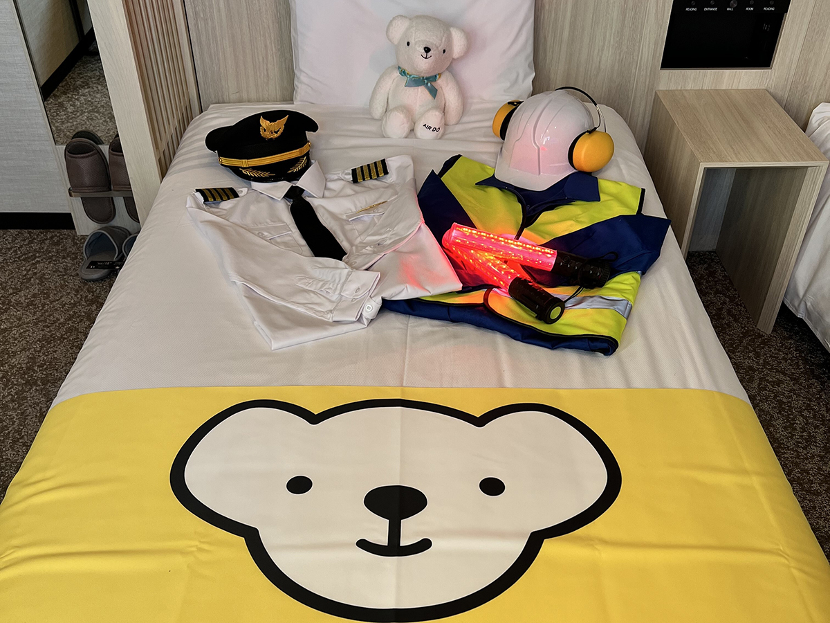 変なホテルエクスプレス名古屋伏見駅前 【AIRDO コラボルーム】パイロットの制服等「なりきり体験グッズ」＆オリジナルトラベルポーチとタオル付き（朝食付き）