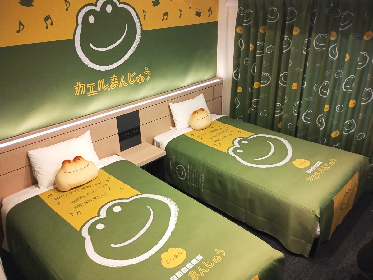 変なホテルプレミア名古屋 伏見駅前 【名古屋土産の定番カエルまんじゅうルーム】非売品カエルまんじゅうのぬいぐるみ＆「カエルのミルク風呂」ドリンクセット引換券付き（朝食なし）