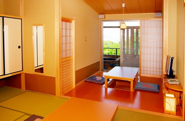 扇芳閣 信楽焼陶器のお風呂のある和室のお部屋です。（イメージ）