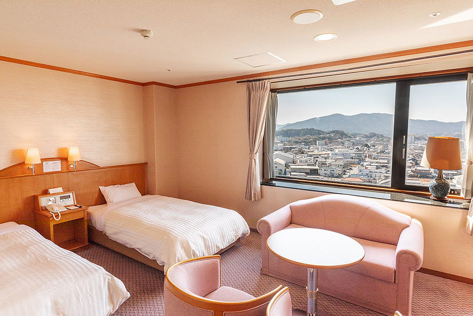 ホテルキャッスルイン伊勢 28㎡の広めのお部屋はツインベッドとソファベッドを使用...