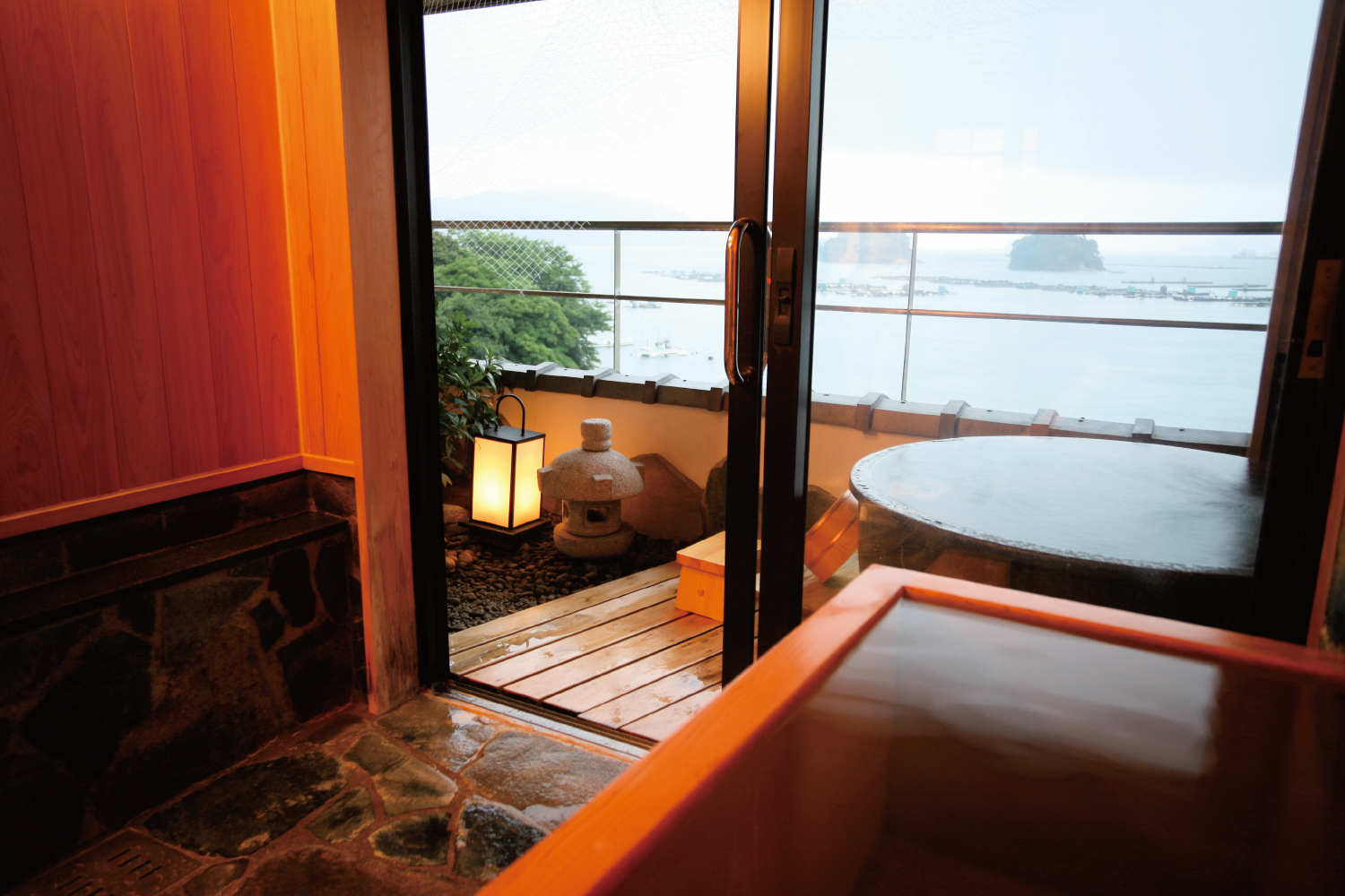 伊勢神宮のお膝元　鳥羽　胡蝶蘭 季和海12+6畳(桧内風呂と陶器露天風呂)一例