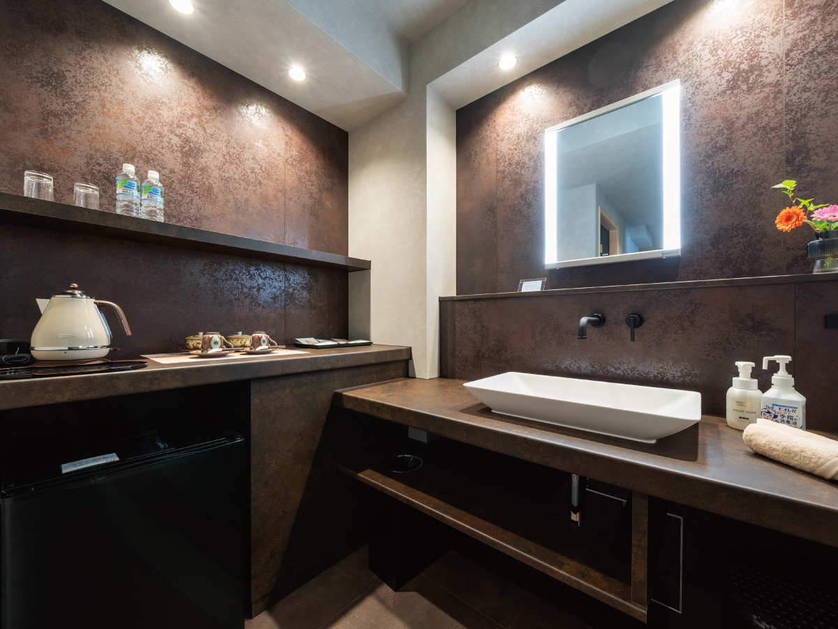 伊勢神宮のお膝元　鳥羽　胡蝶蘭 2024年リニューアル　月客室　メイン洗面・女優ライト...