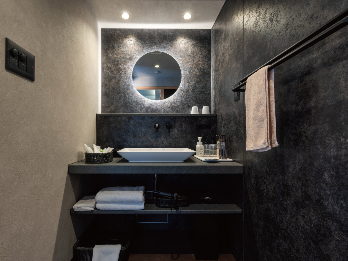 伊勢神宮のお膝元　鳥羽　胡蝶蘭 2024年リニューアル　月の客室(洗面・脱衣)一例