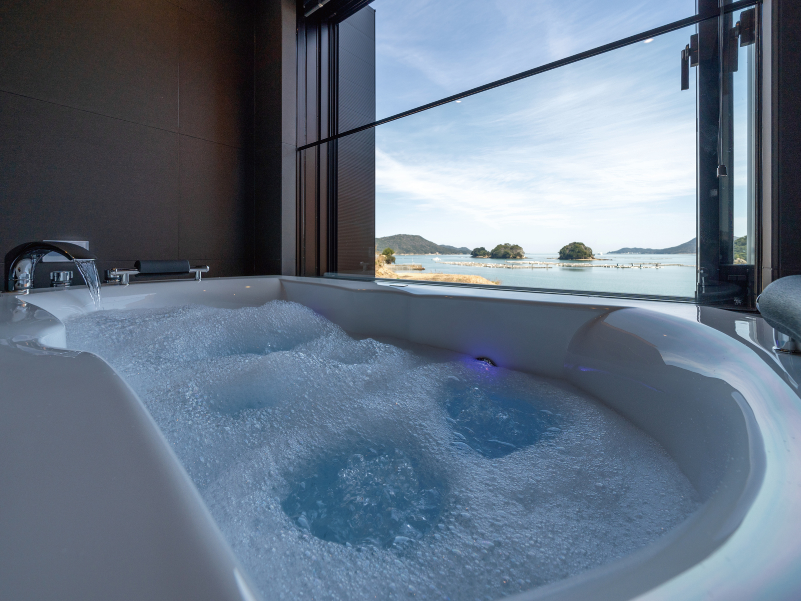 伊勢神宮のお膝元　鳥羽　胡蝶蘭 月客室バブルバスと海景(一例)三種類のアロマを満喫。