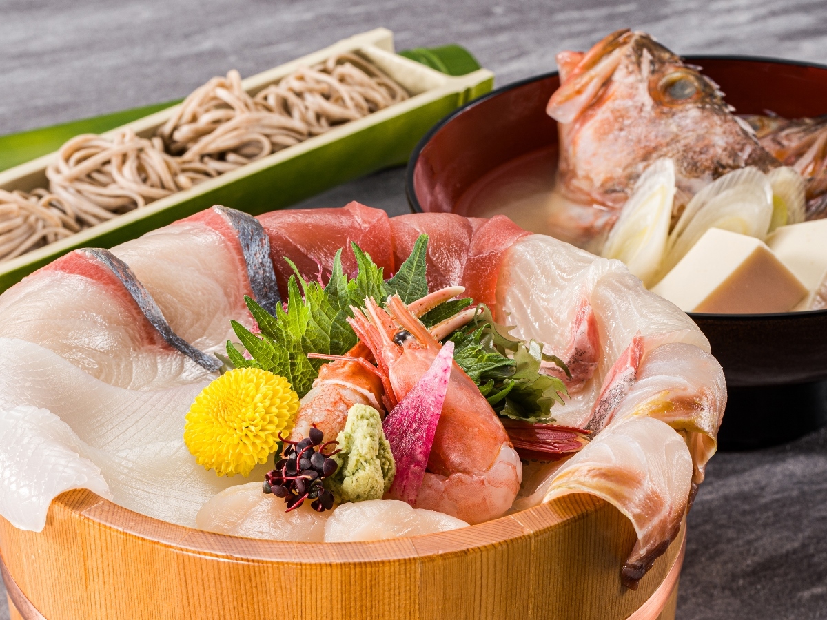 リゾーピア久美浜 【夕食20：00】季節の定食「魚介たっぷり桶盛丼×出石蕎麦」+和朝食付プラン《2食付き》