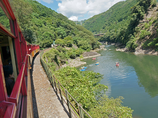 ホテルビナリオ嵯峨嵐山 嵯峨野トロッコ列車　乗車駅ホテルより徒歩1分