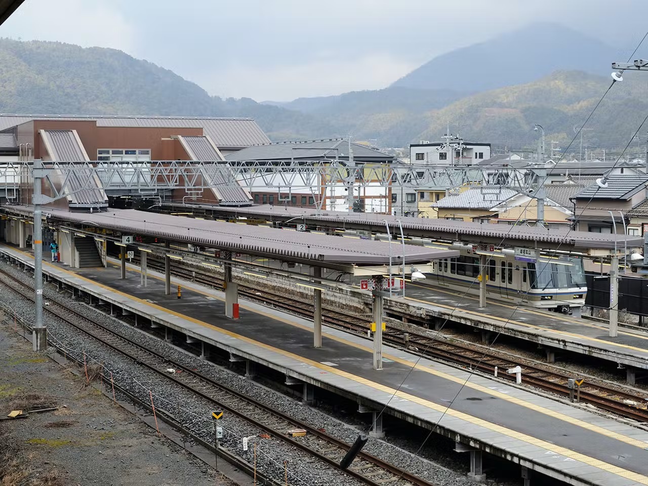 ホテルビナリオ嵯峨嵐山 トレインビュー！和室7.5畳の客室はJRの列車を窓から...