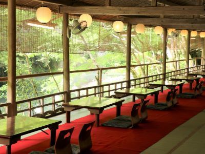 京都梅小路　花伝抄 【高雄 もみぢ家×花伝抄】≪期間限定6/1～9/21≫京旅行の思い出に「川床席」で贅沢夕食。非日常なひと時を