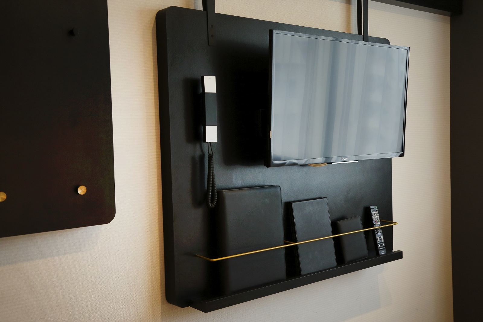 京都タワーホテルアネックス TV、折り畳み式鏡等。機能的に仕上げました。