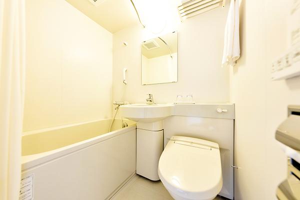 ホテルメルディア京都四条大宮 ・【浴室】コンパクトながらバスタブに浸かって疲れを癒せるユニットタイプです