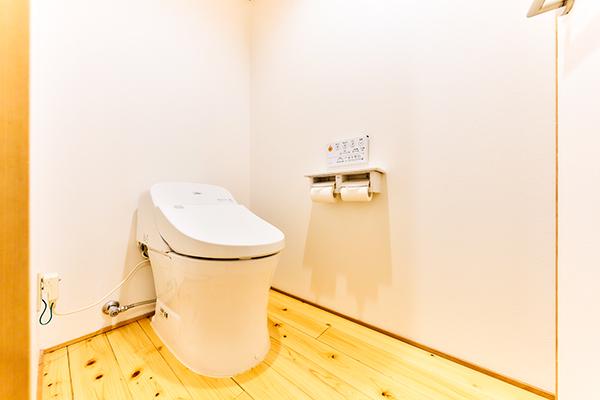 ホテルメルディア京都四条大宮 ・【特別和室】トイレは嬉しい温水洗浄機能付き。快適にご利用いただけます