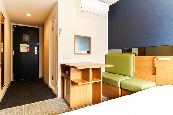 ホテルメルディア京都四条大宮 ・【ツインルーム】お仕事や読書などのちょっとした作業に使いやすいデスクがございます