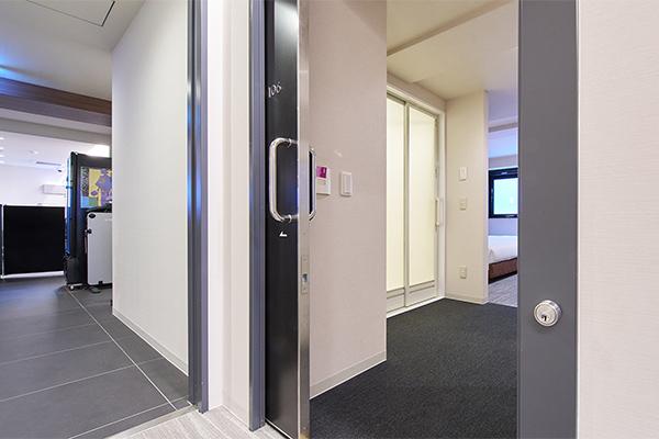 ホテルメルディア京都四条大宮 ・【ユニバーサルルーム】フロア内は段差がなく、お部屋へ快適に入れます