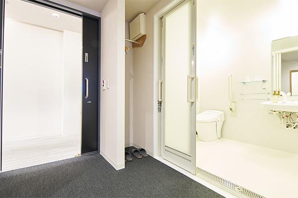 ホテルメルディア京都四条大宮 ・【ユニバーサルルーム／バスルーム】入口が大きく開き、出入りがスムーズです