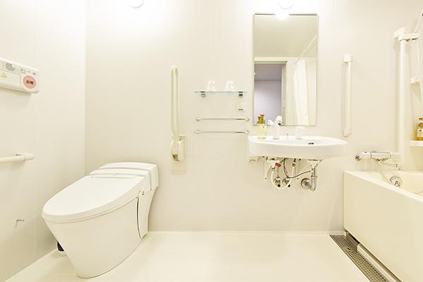 ホテルメルディア京都四条大宮 ・【ユニバーサルルーム／バスルーム】同伴の方も一緒に入れる、ゆとりのスペースがございます