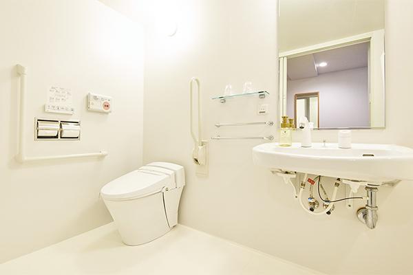 ホテルメルディア京都四条大宮 ・【ユニバーサルルーム／バスルーム】洗浄機能付きトイレと手すり、非常ボタン付きです