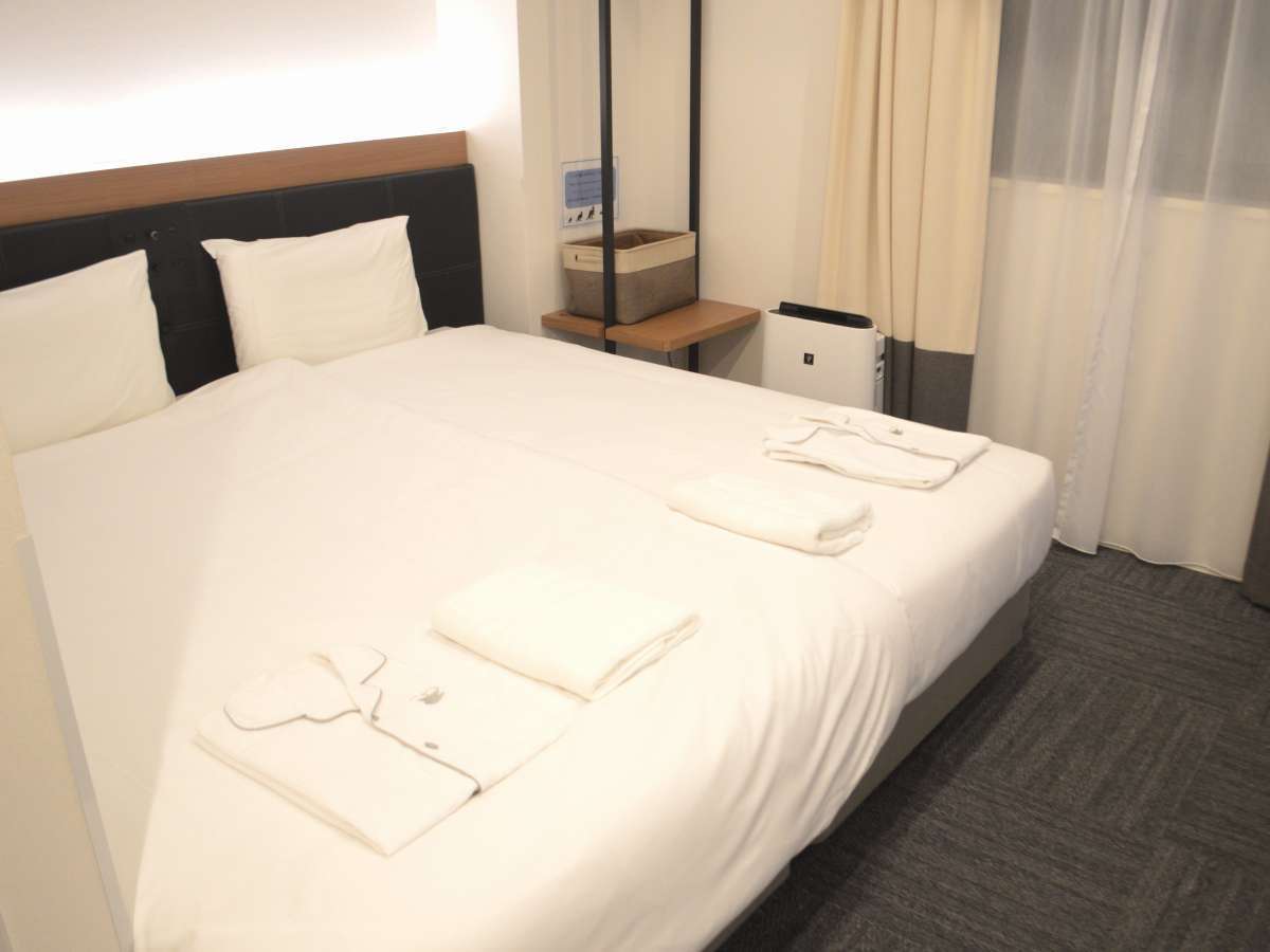 変なホテル大阪 なんば シングルベッド2台を隙間なく寄せて配置したお部屋です。