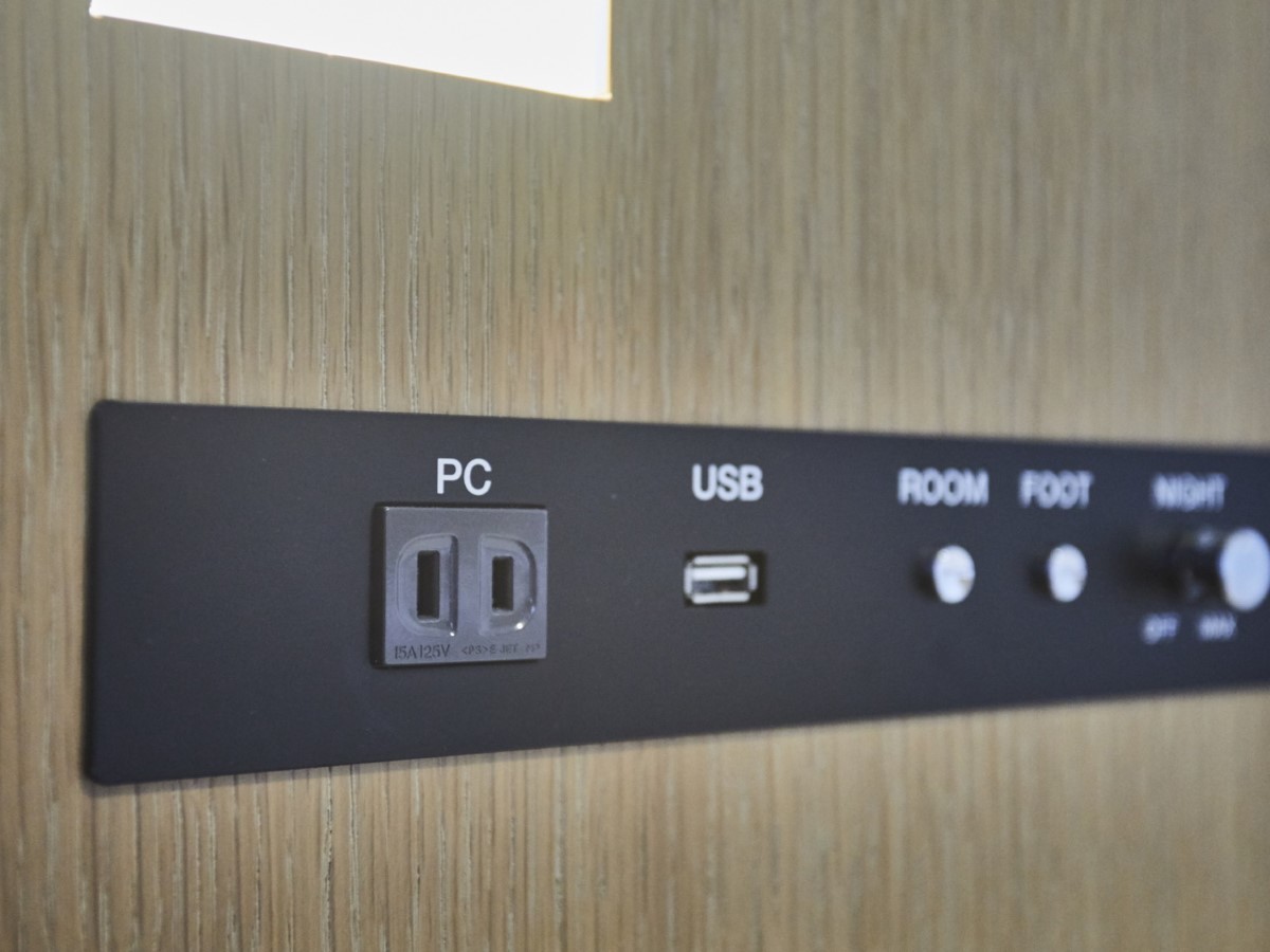 関西エアポートワシントンホテル ◆全客室／充電　ベッドヘッドに携帯などが充電できるUS...