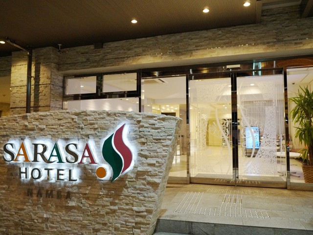 SARASA HOTEL なんば 白が基調のエントランスロビーで皆様のご到着をお迎え致します。