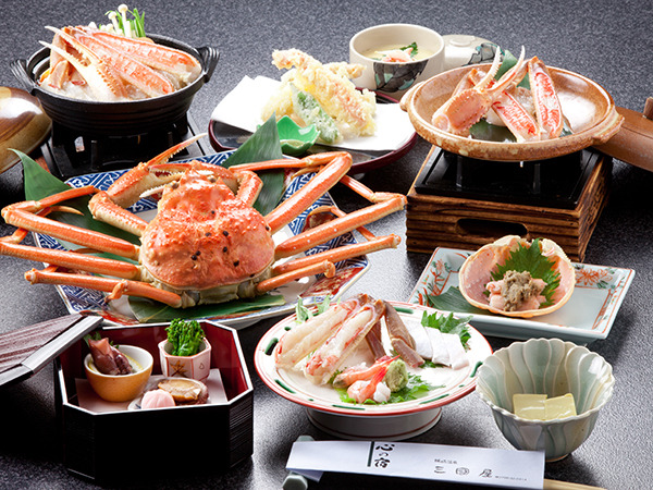 心の宿　三國屋 冬季　カニ刺し、カニ天麩羅にカニすき鍋まで♪贅沢三昧【カニフルコース】カニ料理8種★約2.5杯分★