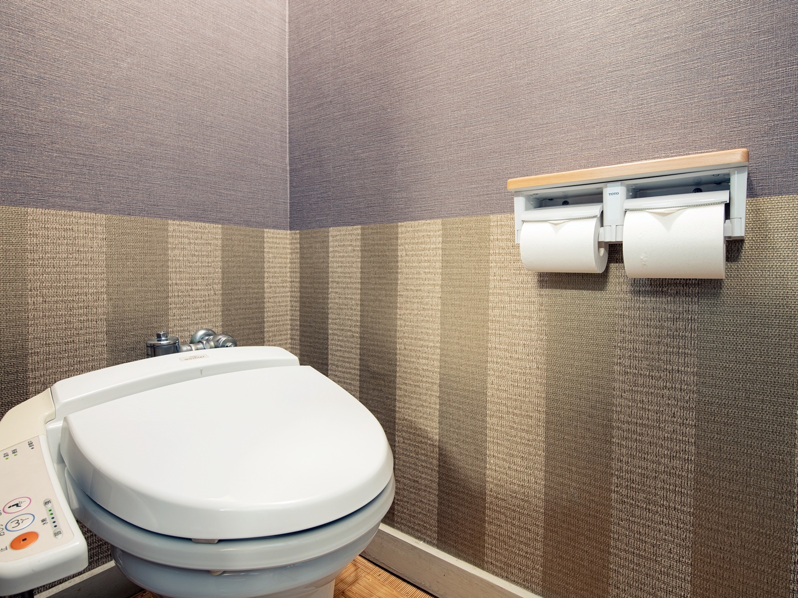 淡路島海上ホテル *【部屋】純和風タイプのトイレ付の和室10畳のトイレです。