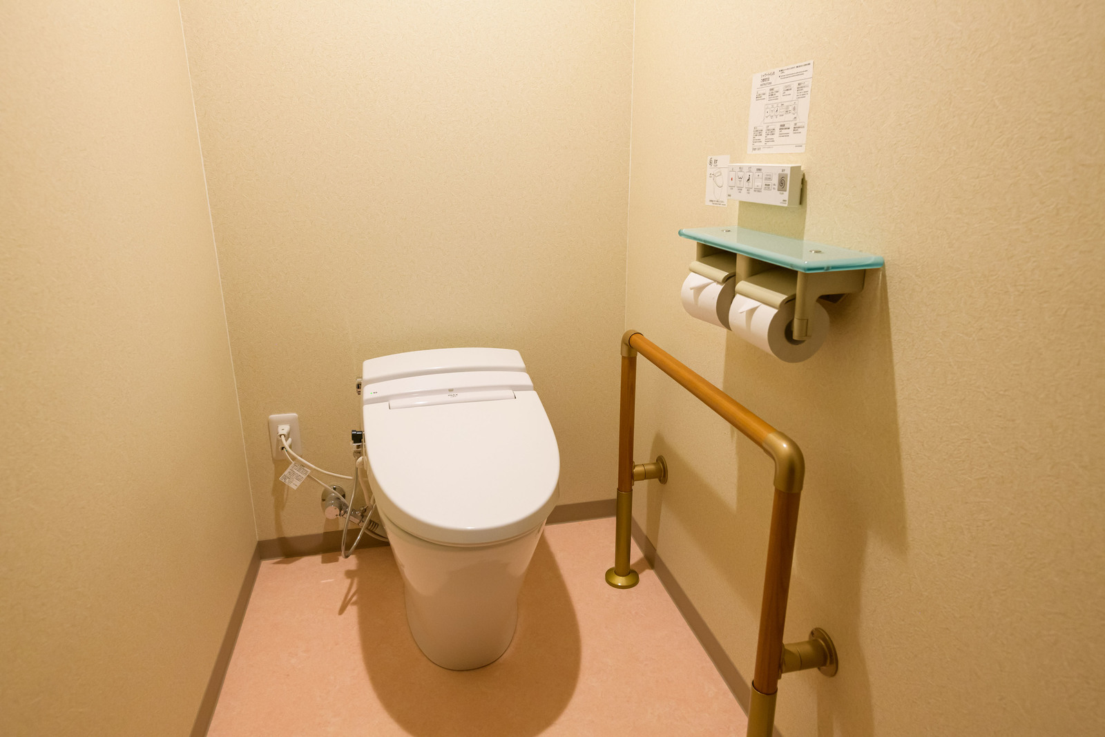 ホテルアジール・奈良アネックス 【ユニバーサルデザインルーム】手すり付きのトイレルーム