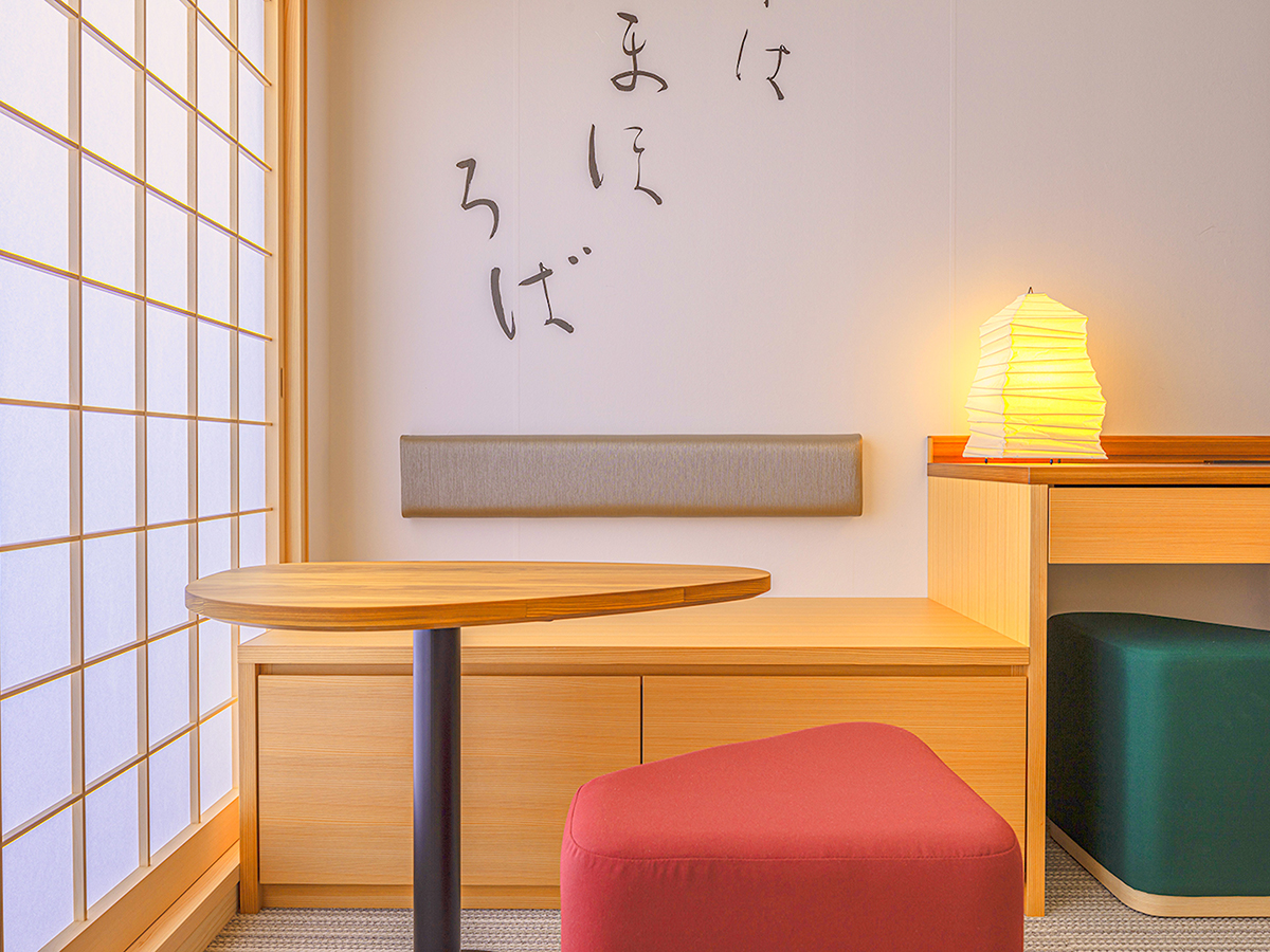 ホテル天平ならまち 部屋内 机と椅子